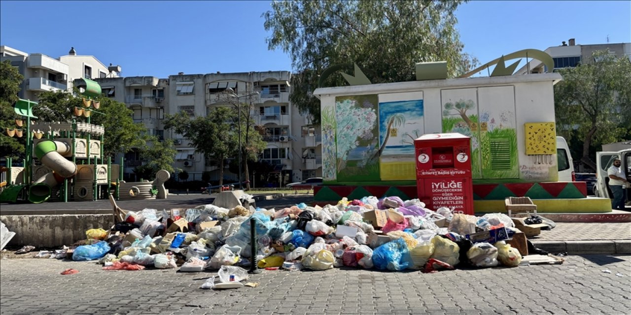 Belediye araçları arızalandı, sokaklar çöp yığınlarıyla doldu