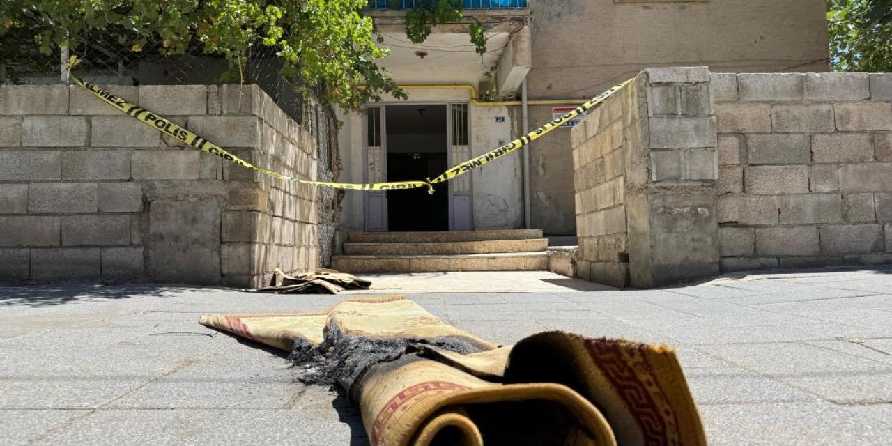 İntihar etmek isteyen kızını benzin döküp yaktı