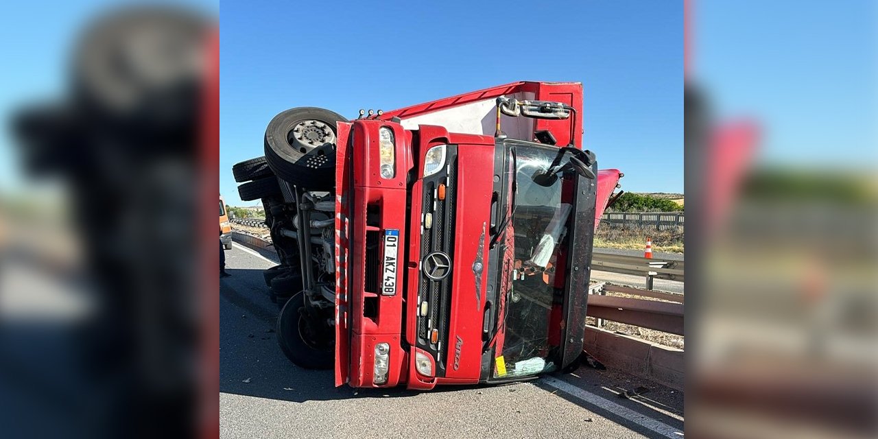 Konya’da kamyon bariyerlere çarpıp devrildi