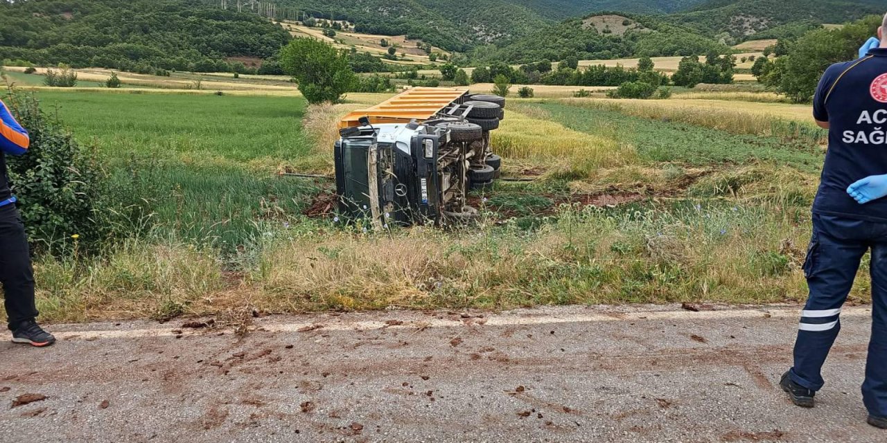 Bir anlık dalgınlık can aldı! Kamyon şarampole devrildi