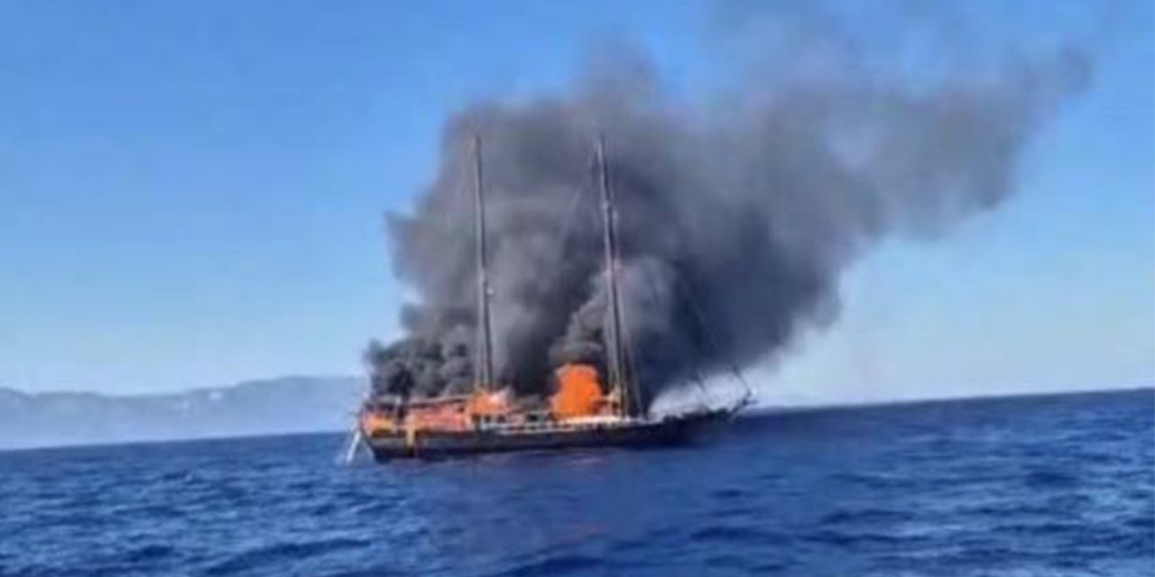 Turistleri taşıyan tekne yanarak battı