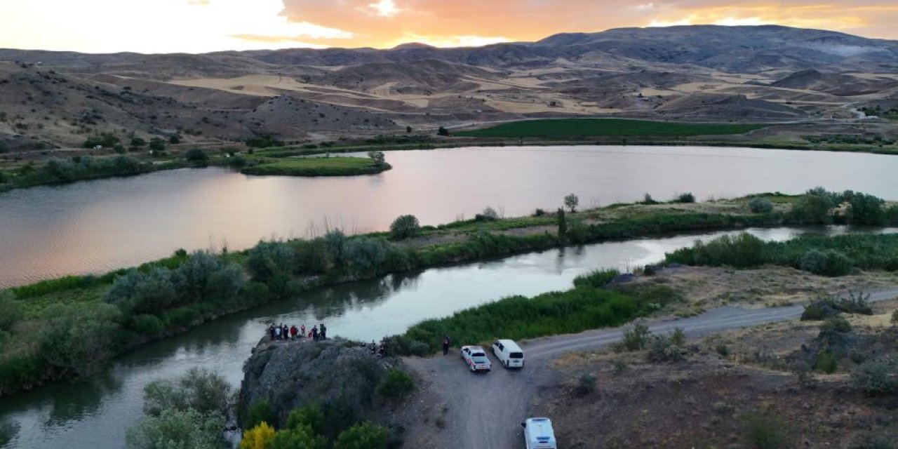 İddia uğruna ırmağa atlayan genç suda kayboldu