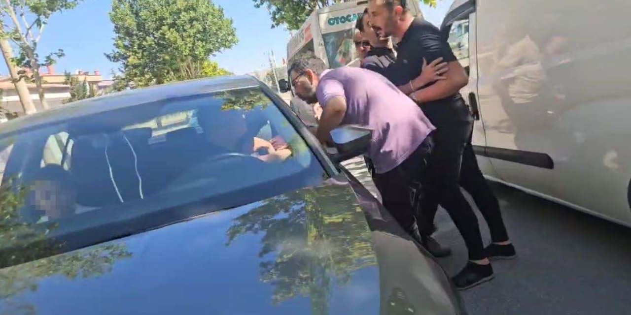 Konya trafiğinde gergin anlar: Yanında çocuk var!