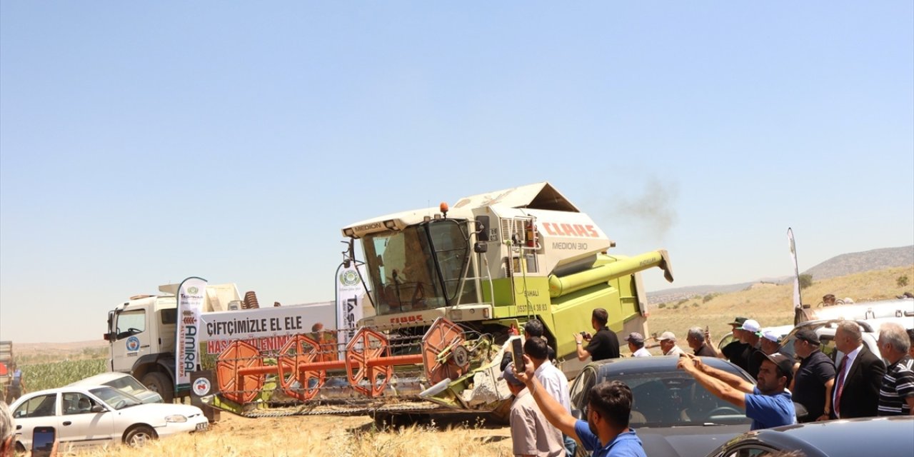 Konya’da biçerdöverler hayır için tarlaya girdi