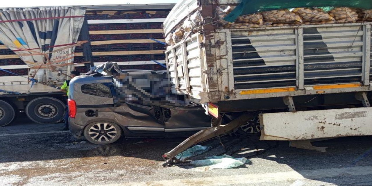 TIR ile hafif ticari araç çarpıştı: 5 ölü, 1 ağır yaralı