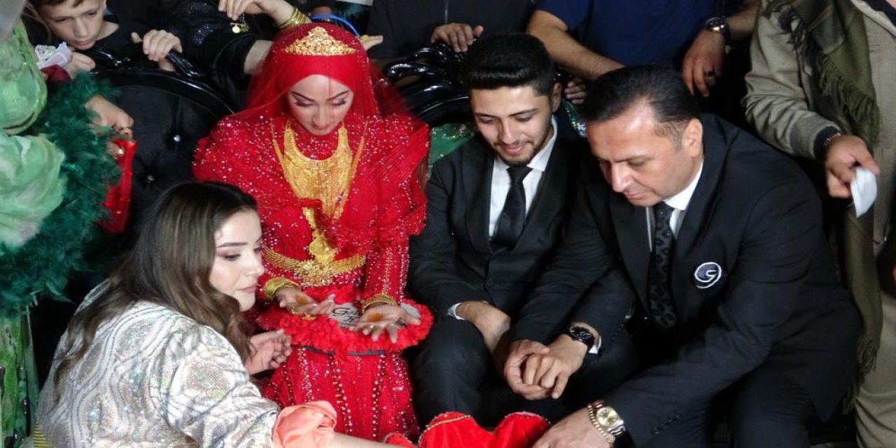 Düğünde gelin ve damada takılanlar say say bitmedi