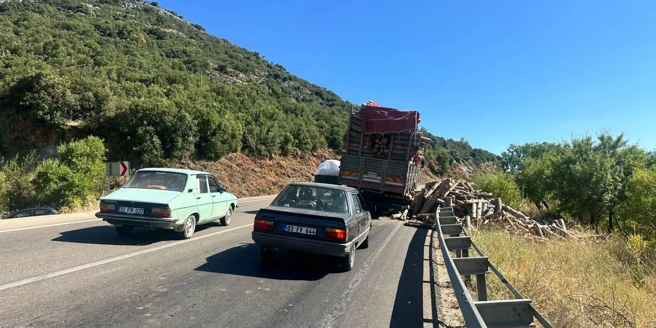 Konya yolunda lastiği patlayan kamyon trafiği aksattı