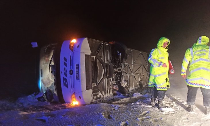 Afyonkarahisar'da yolcu otobüsü devrildi: 20 yaralı