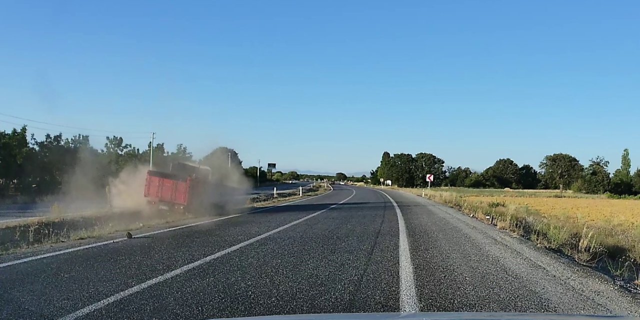Yer Konya! Lastik patladı, kamyoncunun ustalığı faciayı önledi