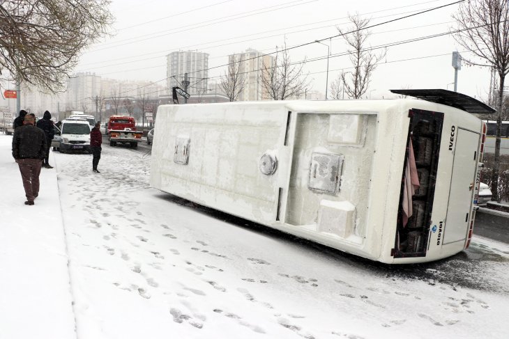 İşçi servisi devrildi! Çok sayıda yaralı var