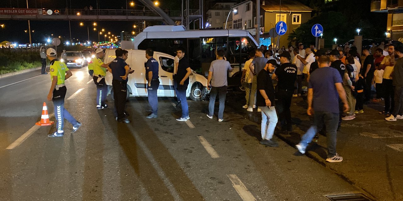 Yolcu minibüsü ile hafif ticari araç çarpıştı: 10 yaralı