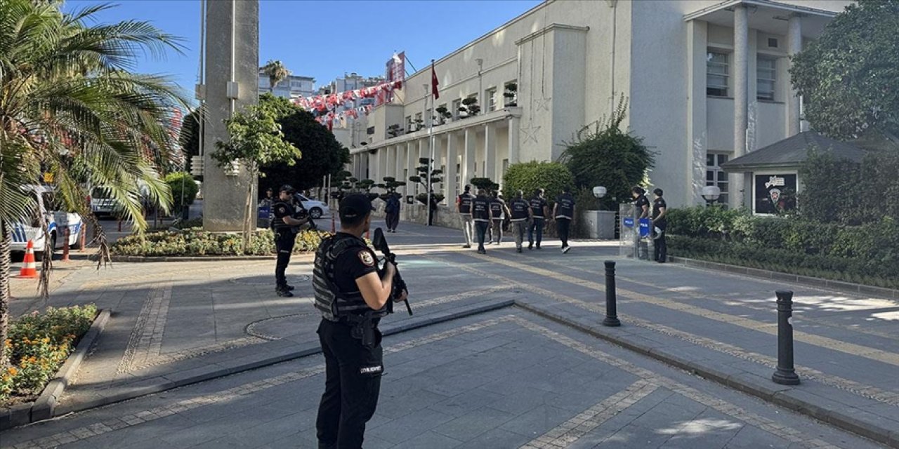 Yolsuzluk soruşturmasında gözaltına alınan CHP'li belediye başkanları adliyede