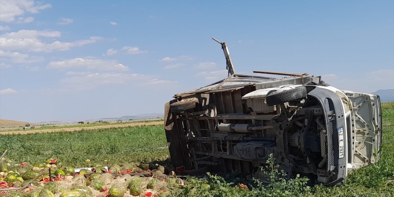 Konya’da karpuz yüklü kamyonet tarlaya devrildi! Yaralılar var