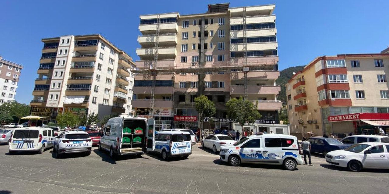 Deprem sonrası yenilenen binada acı olay: 2 ölü, 1 yaralı