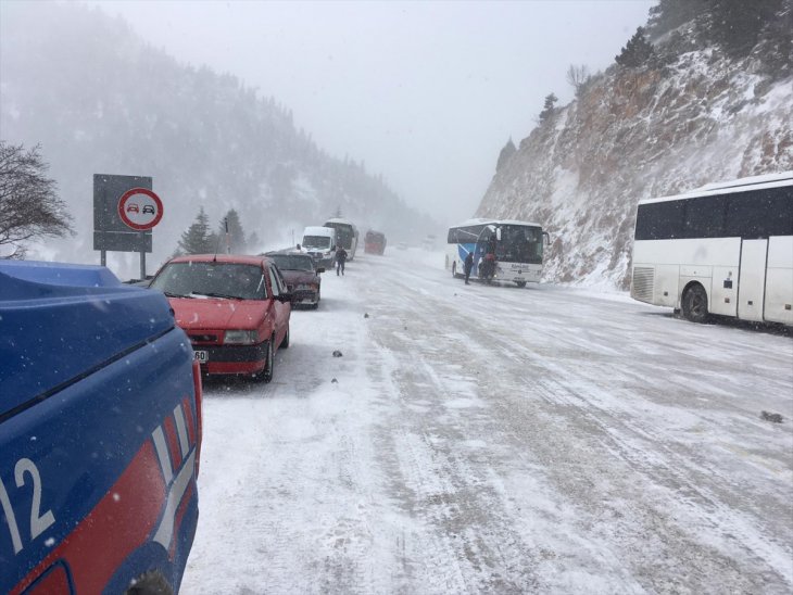 Konya-Antalya kara yolunda ulaşıma kar engeli