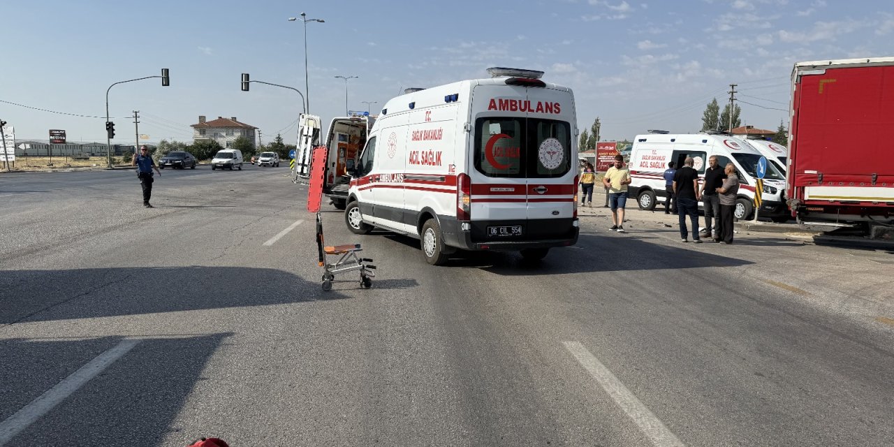 Hasta taşıyan ambulans ile TIR çarpıştı! Yaralılar var