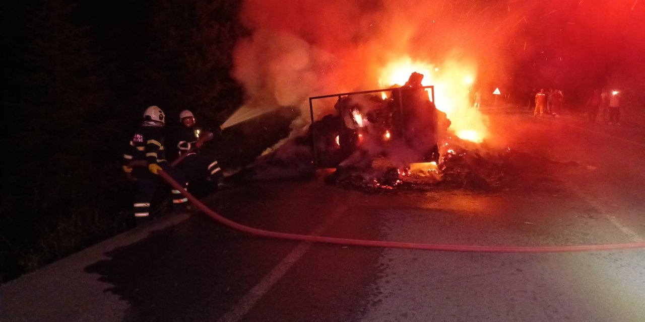 Seyir halindeki traktörün römorkundaki saman balyaları alev aldı