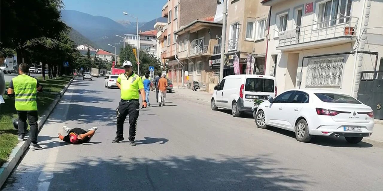 Konya’da motosiklet manevra yaparken devrildi: 2 yaralı