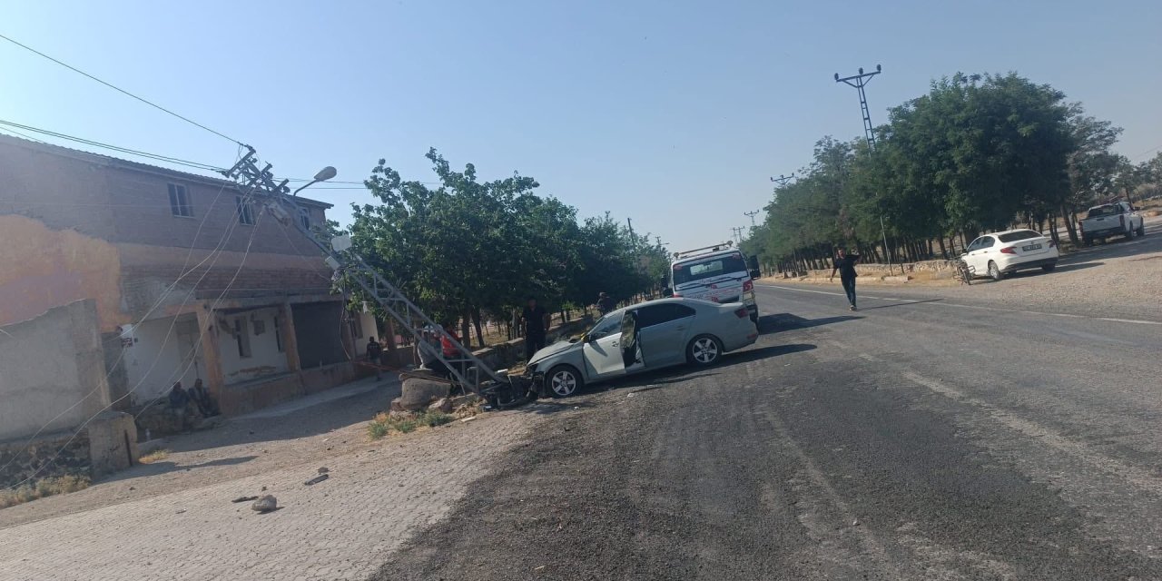 Konya’da otomobil demir direğe çarptı! 4 yaralı var