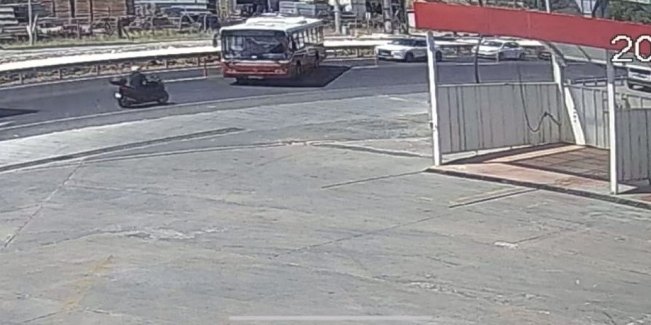 Motosiklet sürücüsü hayatını kaybetti! Kaza anı kamerada