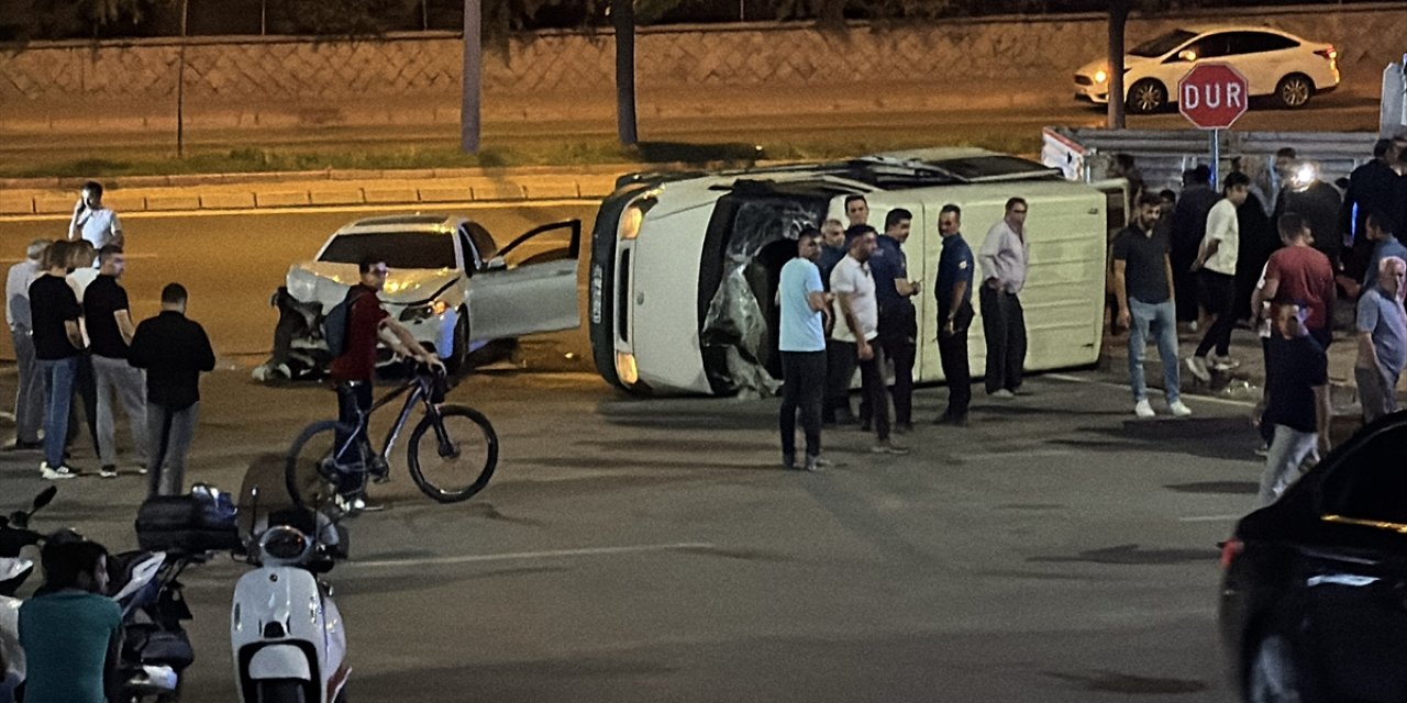 Otomobil ile çarpışma sonrası minibüs devrildi