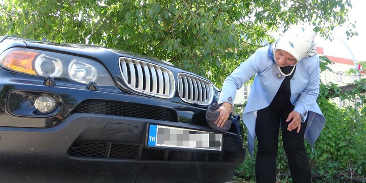 Trafikte bu plakayı görenler fotoğraf için sıraya geçiyor