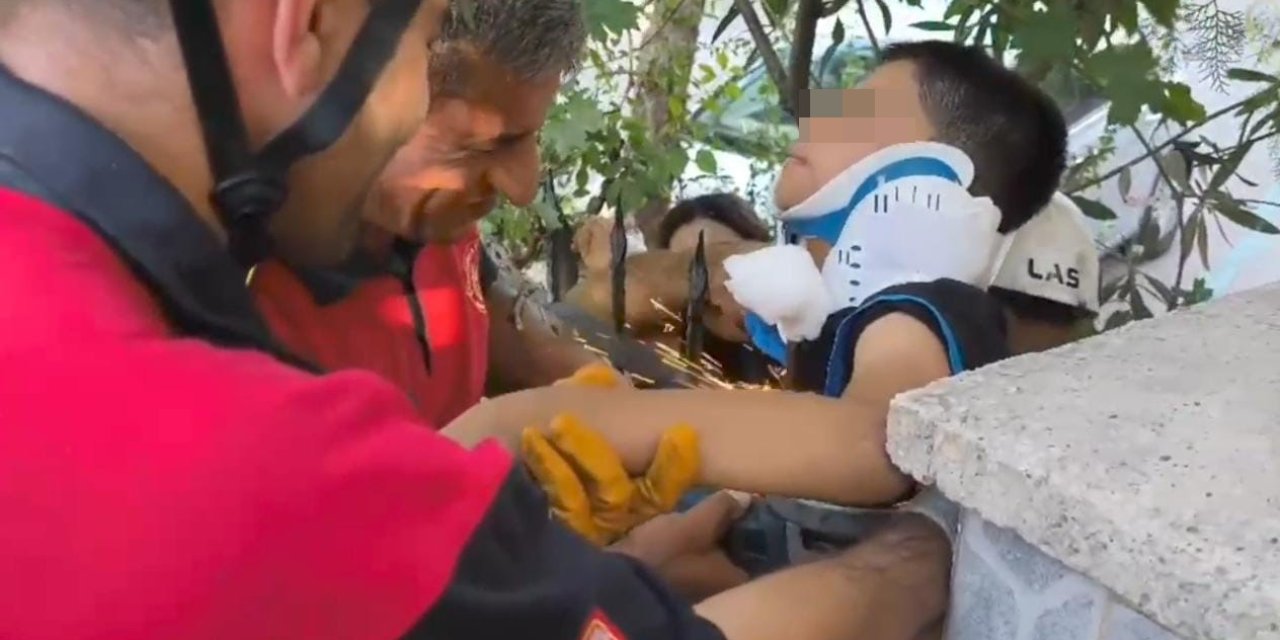 10 yaşındaki çocuğun koluna demir korkuluk saplandı