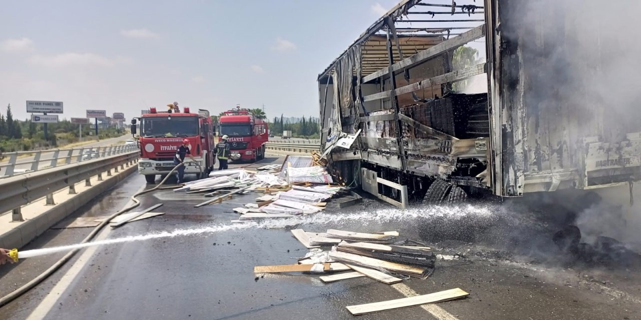 Kaza yapan TIR alev alev yandı