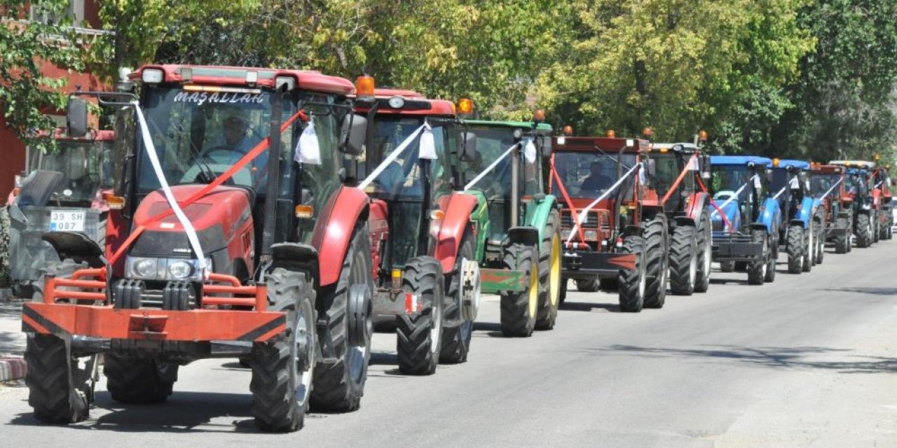 Tarlaya değil mutluluğa sürdüler! Gelin almaya 50 traktör gittiler