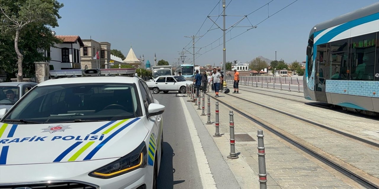Konya’da çarpışan motosiklet ve otomobil tramvay yoluna girdi