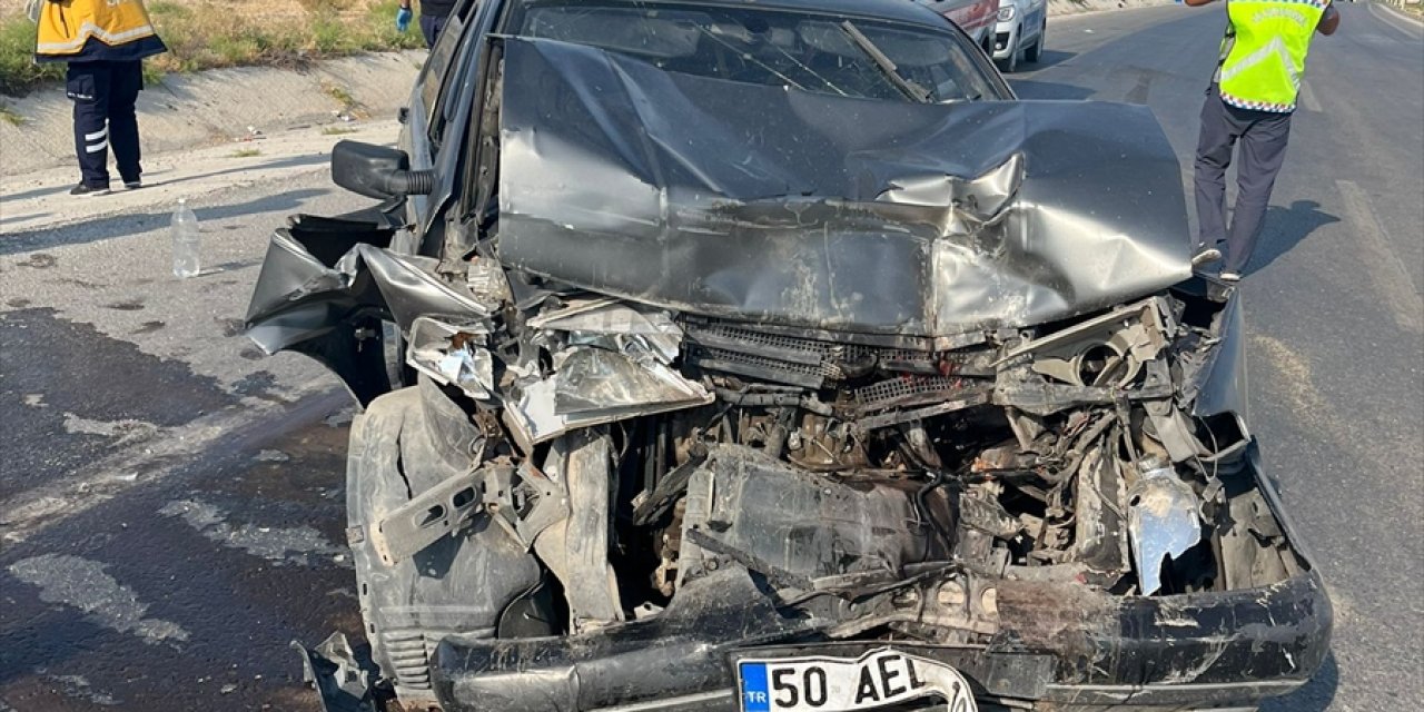 Konya’da aniden hareket eden araca otomobil çarptı: 7 yaralı