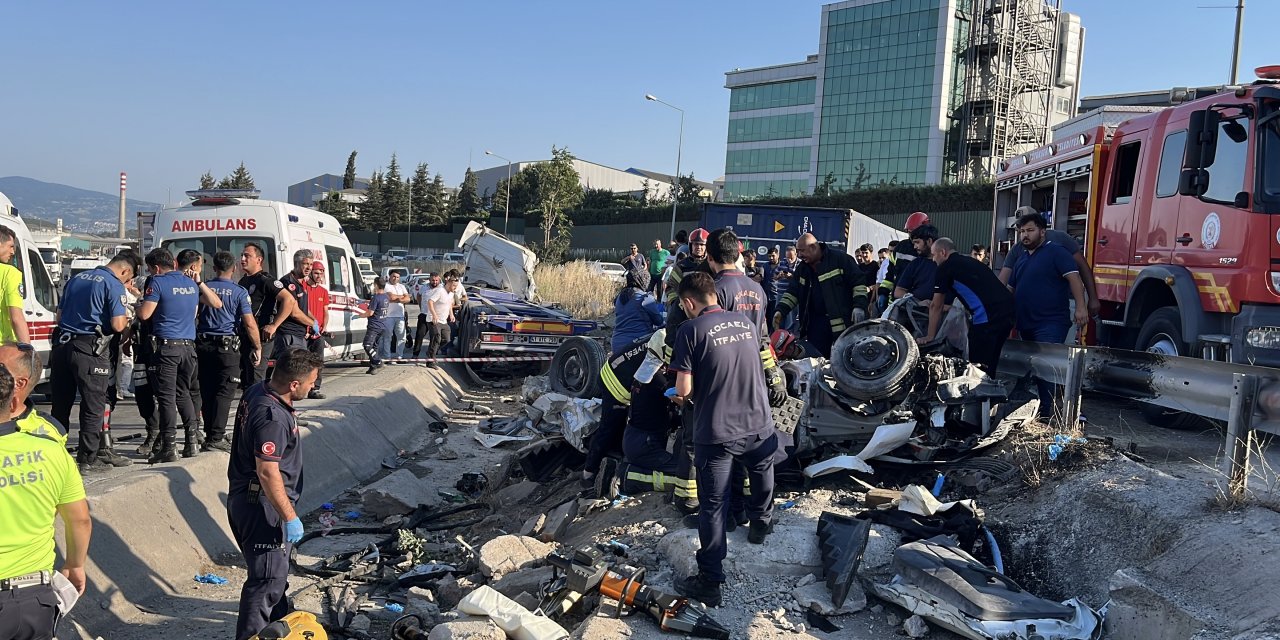 TIR ve iki otomobil çarpıştı: 5 ölü, 1 yaralı var