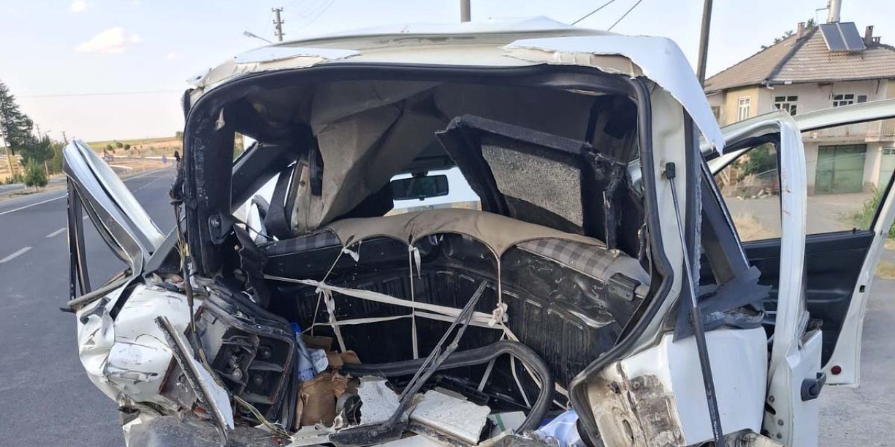 Konya Beyşehir'de minibüs otomobile çarptı: 3 yaralı