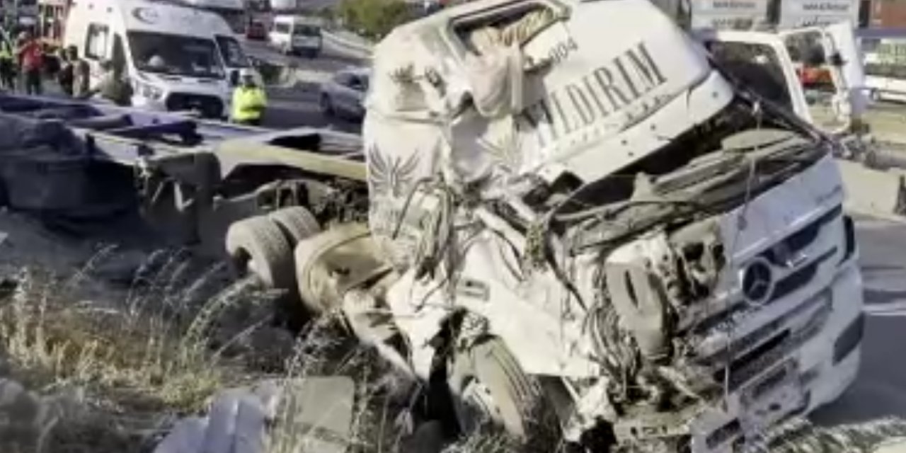 Dorsenin altında kalan araçta 5 kişi öldü