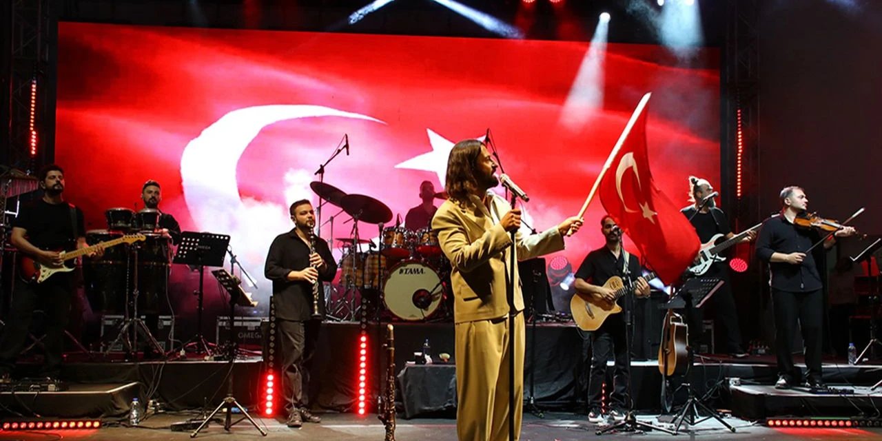 Konya'da düzenlenen şenlik, sürpriz sanatçıyla final yaptı