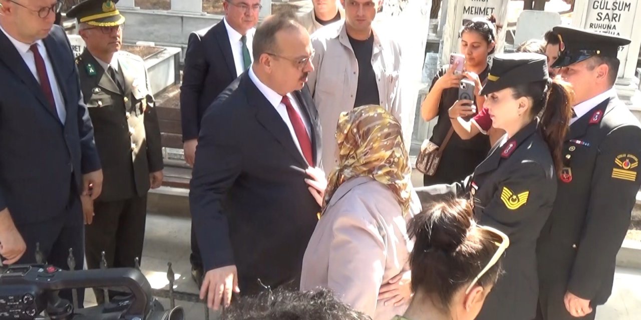 Oğlunun toprağına dokunamayan şehit annesinin isteği yürekleri dağladı