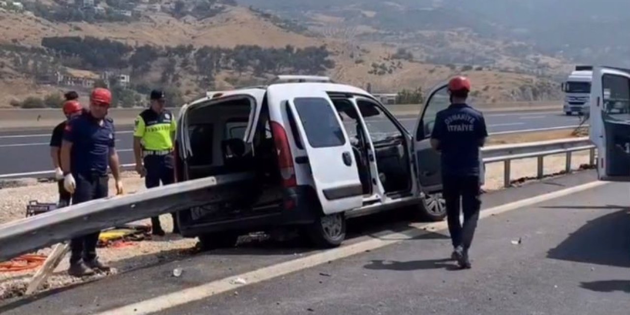 Kontrolden çıkan araç bariyerlere ok gibi saplandı; 2 kişi ölü
