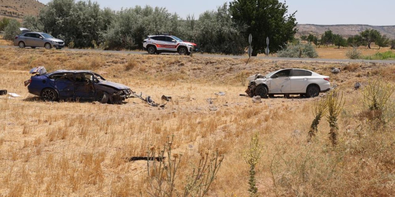 Otomobillerin tarlaya uçtuğu çarpışmada 1 kişi öldü