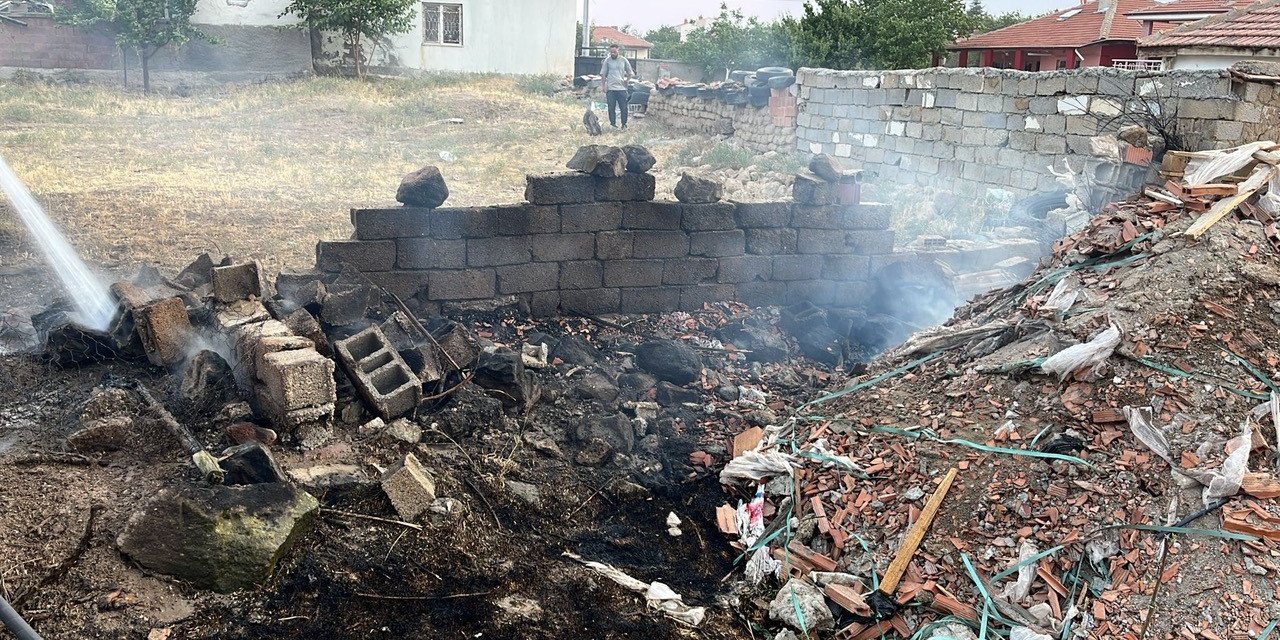 Konya'da kuru ot temizliği ağaçları yaktı