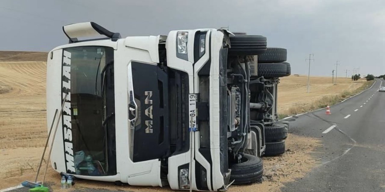 Buğday yüklü kamyon Konya'da devrildi: Sürücü tedavi altında
