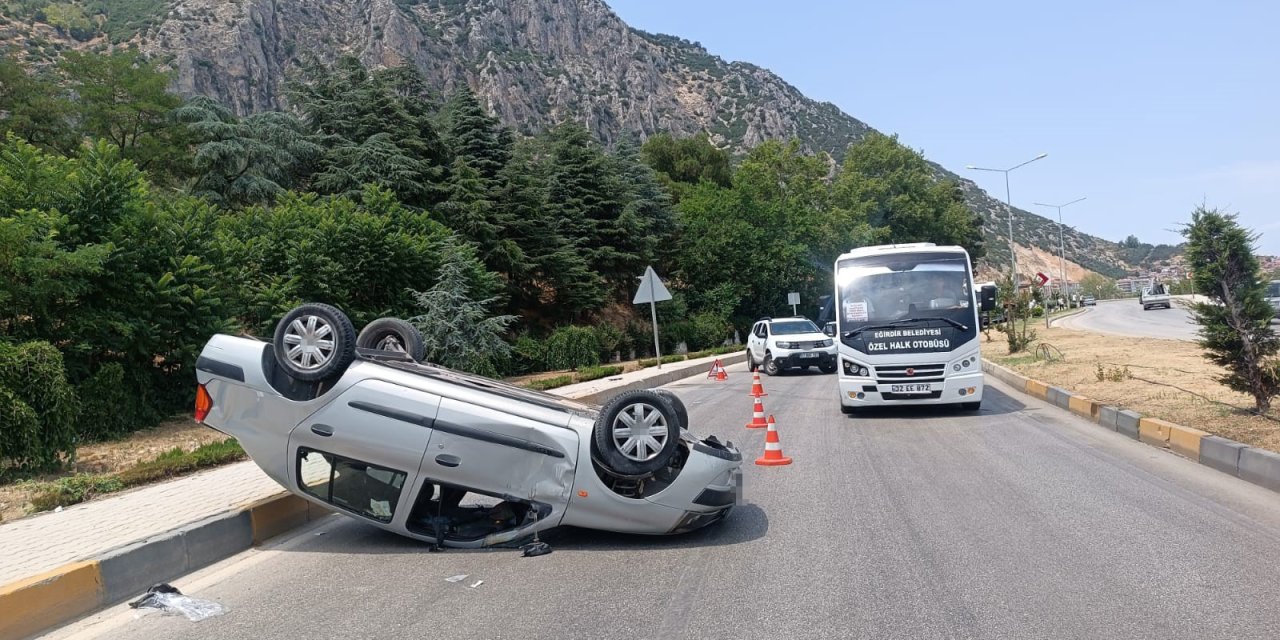 Konya yolunda otomobil takla attı! Kadın sürücü hastaneye kaldırıldı