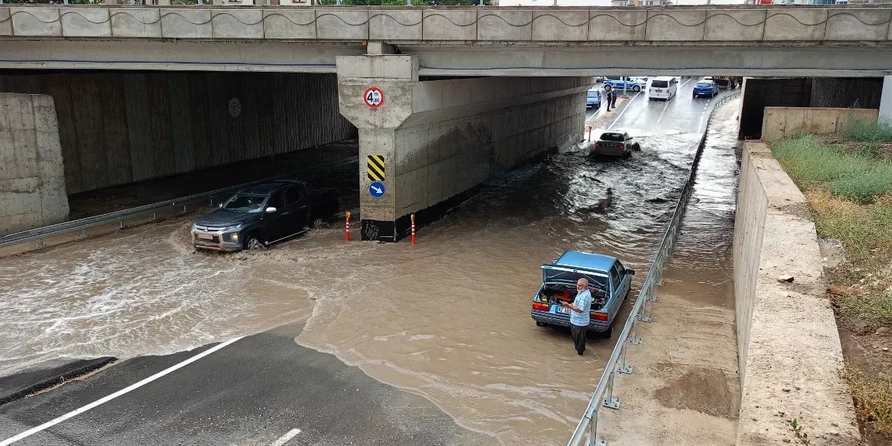 Konya’da sağanak yağışın vurduğu ilçe ikiye bölündü