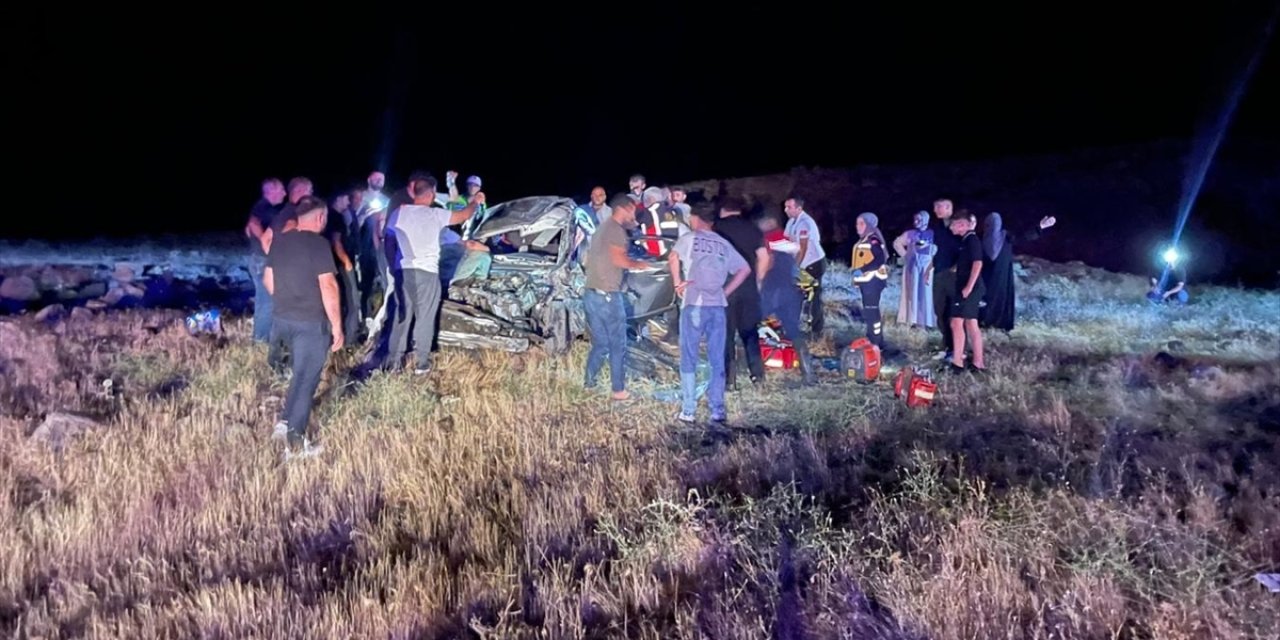 Otomobil takla attı, biri çocuk 2 ölü, 3 yaralı var