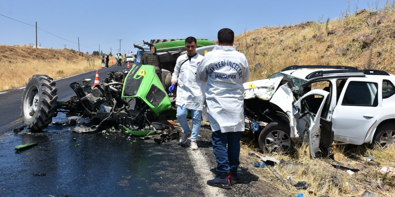 Otomobil ile traktör kafa kafaya çarpıştı! 1 ölü, 2 yaralı