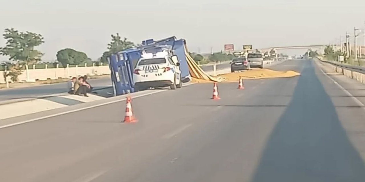Konya’da hububat yüklü kamyon devrildi