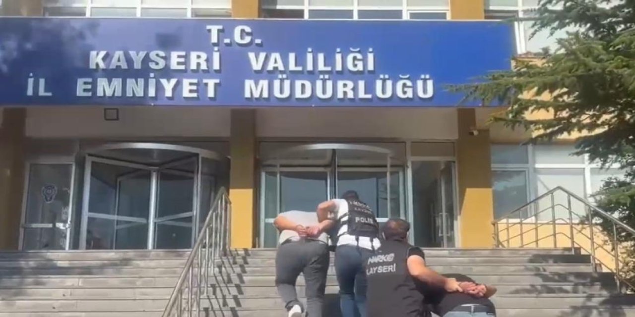 Midesinde 260 gram uyuşturucuyla yakalandı