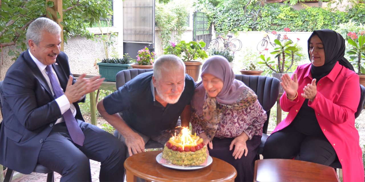 Konyalı çift, yarım asırlık aşkın pastasını Vali Akın ve eşiyle üfledi