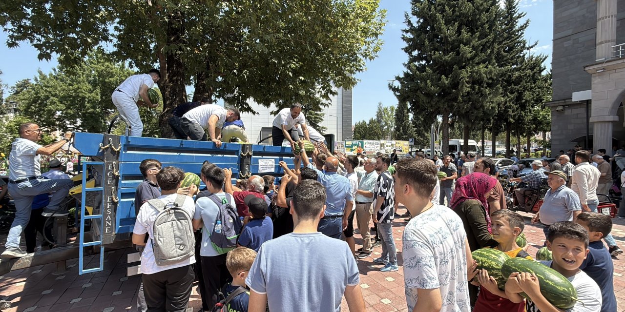 Traktörlerle tonlarca hayır! Yüzlerce kişi nasiplendi
