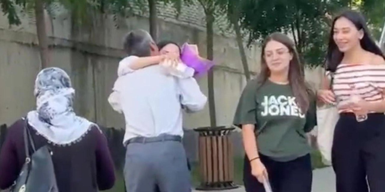 YKS çıkışı babası çiçekle karşılamıştı! Gözyaşları gurura dönüştü