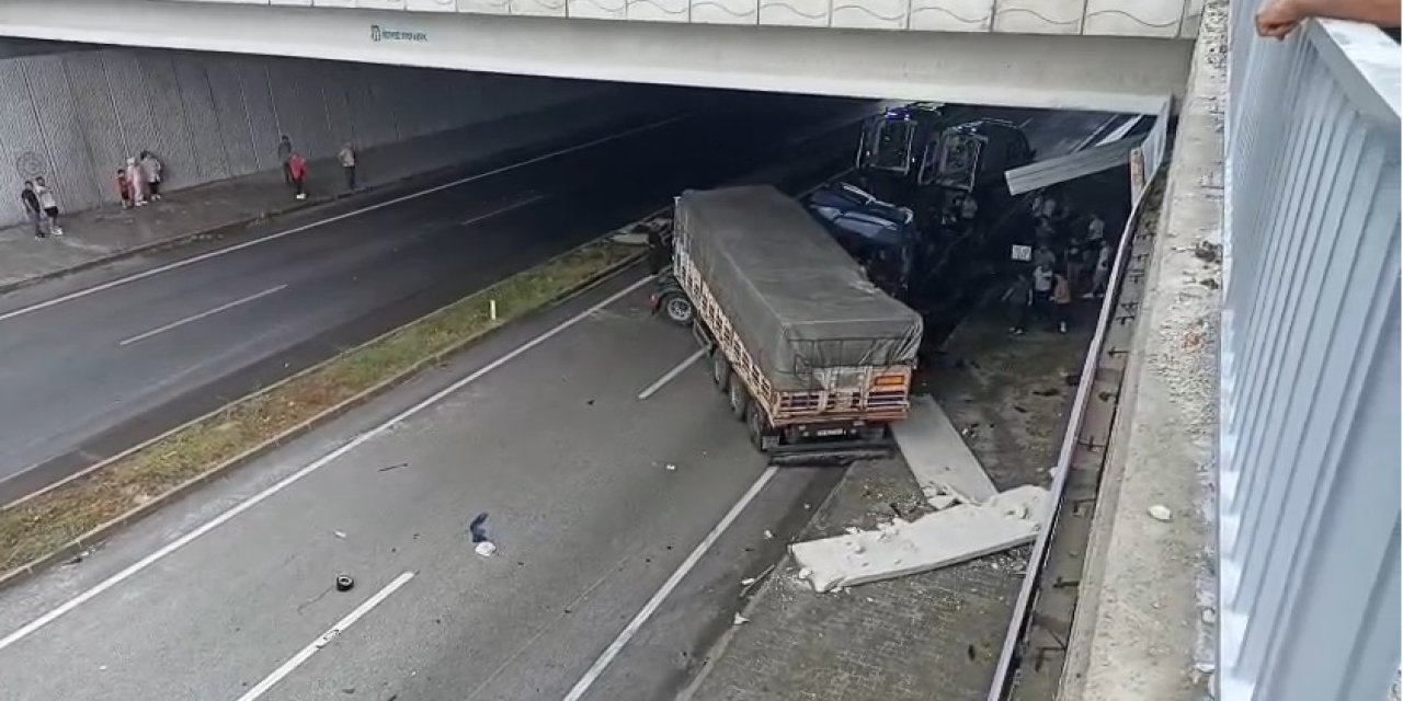 Alt Geçitte otomobil ve TIR’ın karıştığı feci kaza: 3 ölü, 5 yaralı